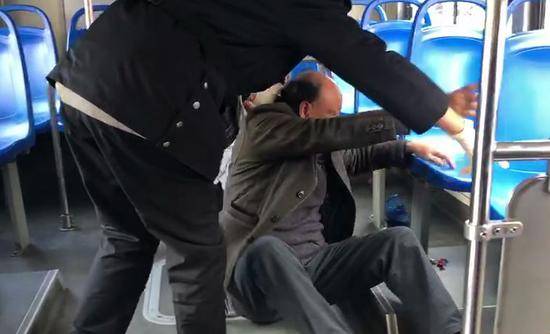 贵阳两公交追尾8伤 前车司机:见电瓶车摔倒急刹车