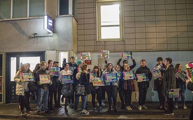 有不少学生涌上街头，抗议选票造假的行为。（图源：《每日邮报》）