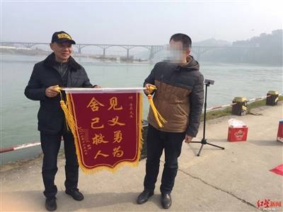 获救少年的父亲与李震合影赵世发供图