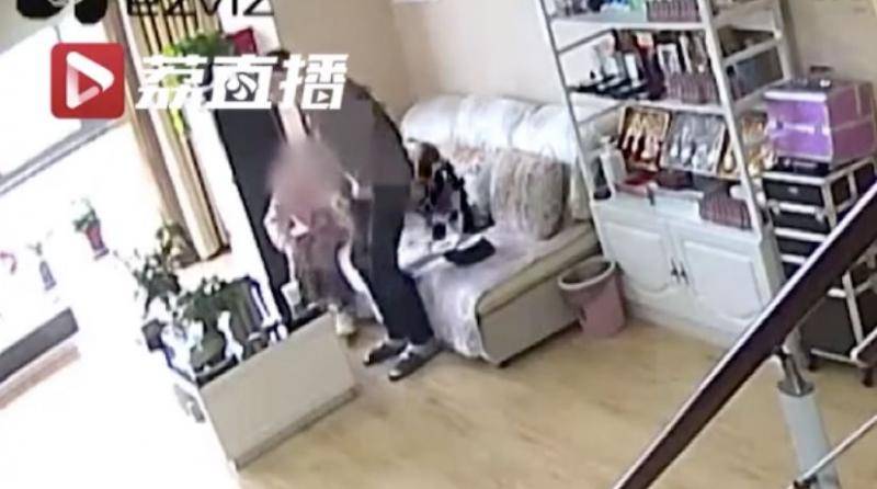 丈夫打开远程摄像头 发现妻子正在被抢劫后报警