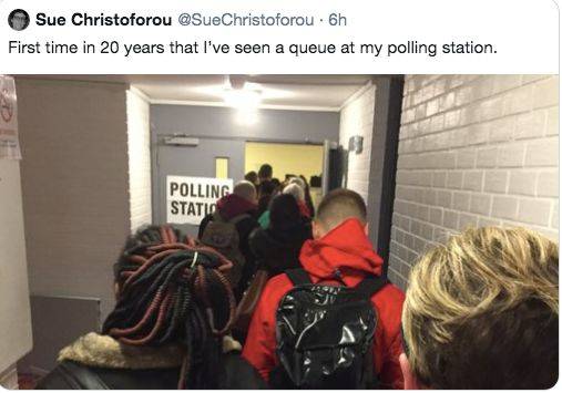 推特网友发布英国选民在投票站排队的场面。
