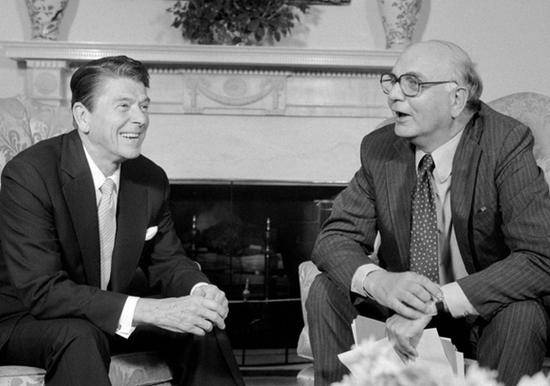 保罗·沃克（右一）与美国前总统里根（左一）（@金融时报）