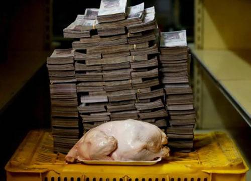 2017年6月，委内瑞拉严重的通货膨胀危机，成堆的钱只能买一只鸡（@路透社）