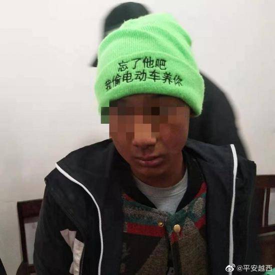 男子头戴“偷电动车养你”绿色帽子行窃被抓(图)