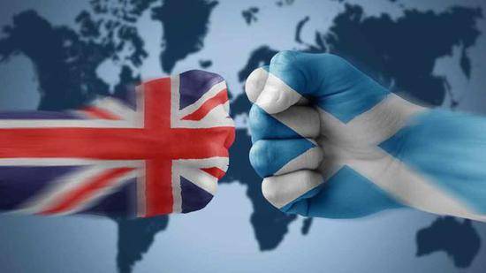 △2014年苏格兰举行独立公投，左为代表联合王国的米字旗，右为苏格兰旗图源：网络