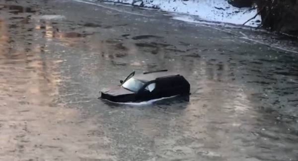 冲进水中的吉普车（图源：俄罗斯卫星通讯社）