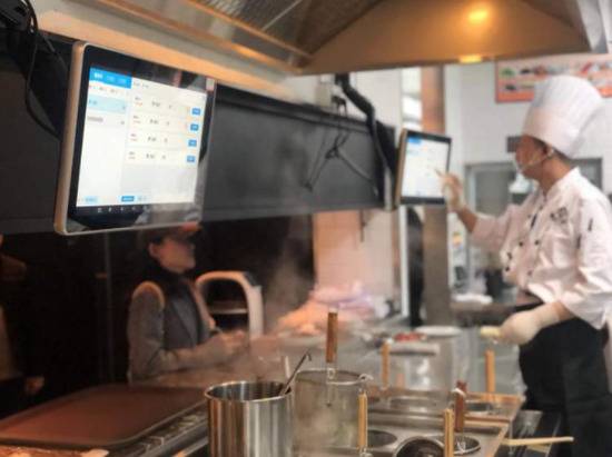 新开业餐厅“招聘”来机器人 3分钟炒1盘鱼香肉丝