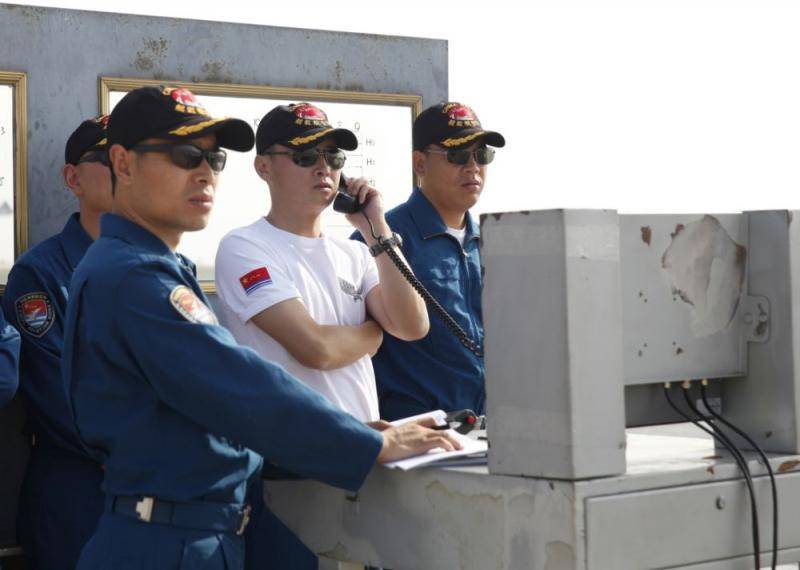 戴明盟（右二）指挥陆基模拟着舰训练（2014年8月7日摄）。新华社发