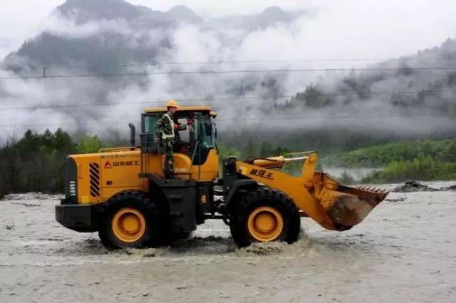 ▲洪水中疏通道路