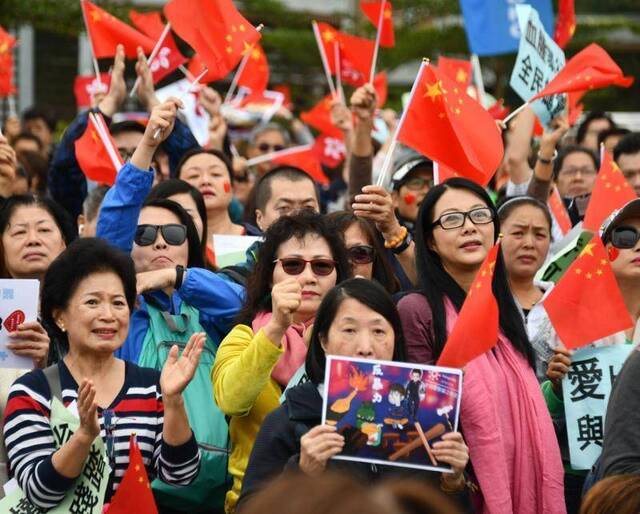 香港市民举行“控诉暴力大集会”：向黑暴喊停