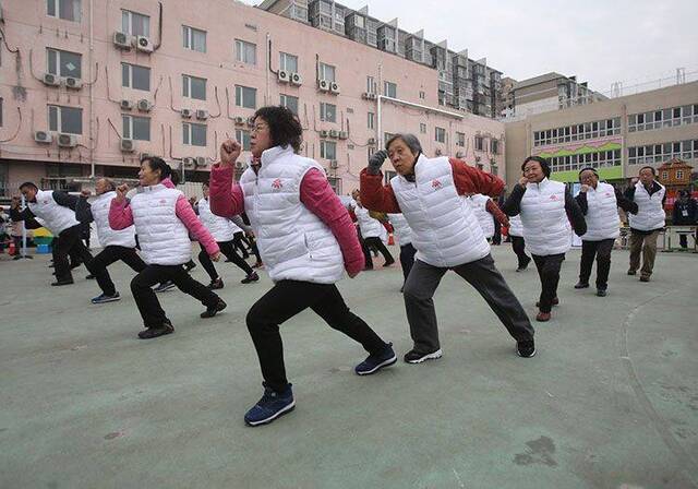 冬奥游戏老幼同乐 朝阳门街道举办趣味“冬运会”