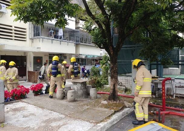 香港行人路惊现怀疑爆炸品 军火专家到场引爆(图)