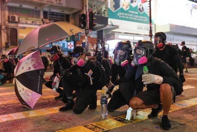 香港警嫂：转学深圳 儿子可大声说