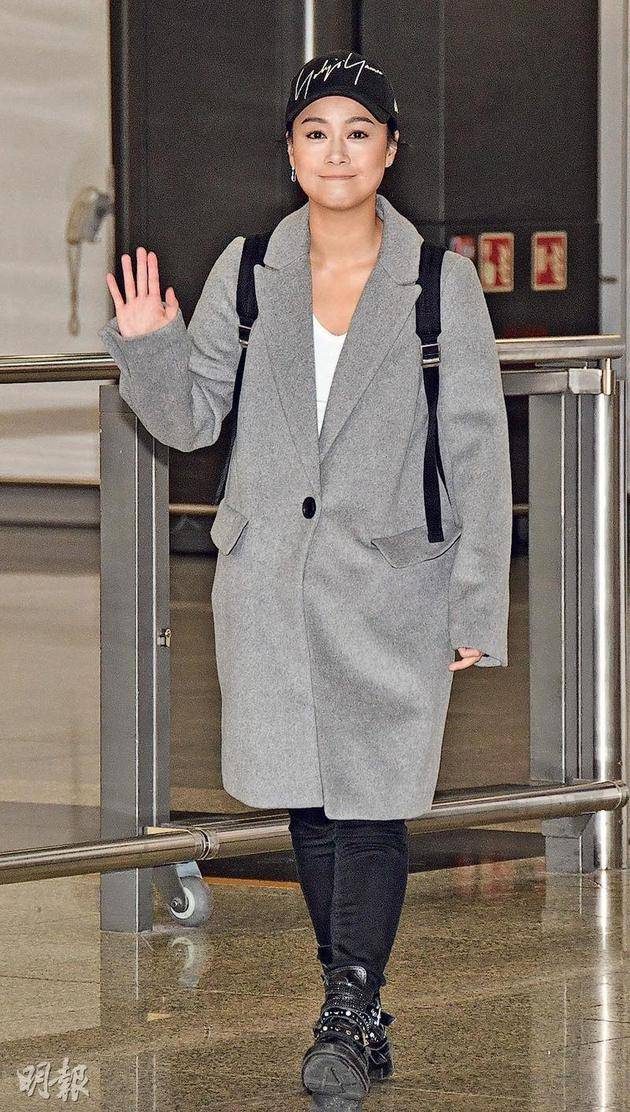 黄心颖昨天（12月14日）早上突然从美国回香港，穿灰色外套好像胖了不少。