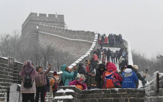 图集丨长城内外白雪茫茫 游客雪中游延庆八达岭