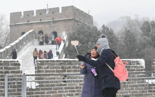 图集丨长城内外白雪茫茫 游客雪中游延庆八达岭