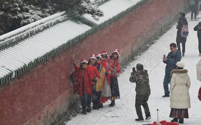 第二场雪  镜头（五）天坛公园 红墙“雪鼠”惹人爱