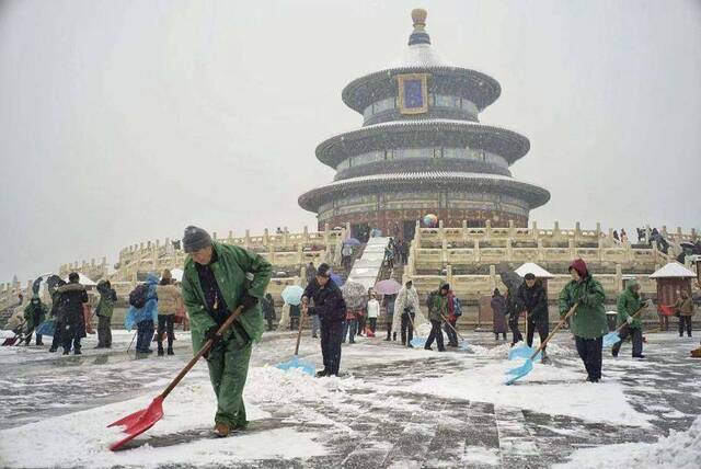 第二场雪  镜头（五）天坛公园 红墙“雪鼠”惹人爱