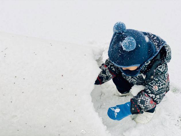 李佳儿子玩雪近照