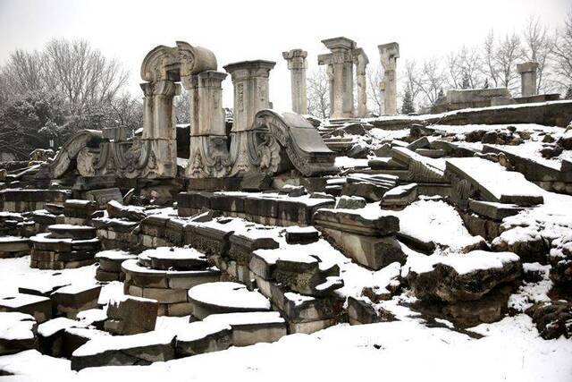 第二场雪  镜头（六）雪一直下 圆明园赏雪有佳景