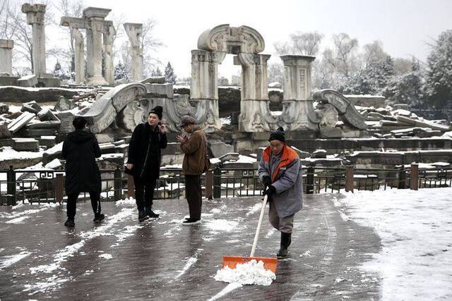 第二场雪  镜头（六）雪一直下 圆明园赏雪有佳景