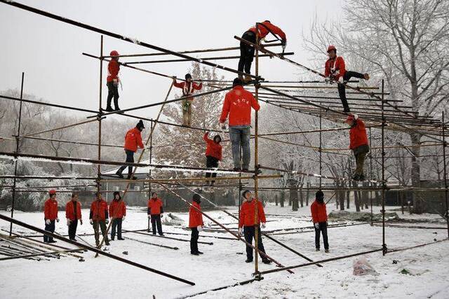 第二场雪  镜头（六）雪一直下 圆明园赏雪有佳景