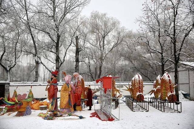 第二场雪  镜头（六）雪一直下 圆明园赏雪有佳景