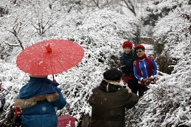 第二场雪  镜头（六）雪一直下 圆明园赏雪有佳景