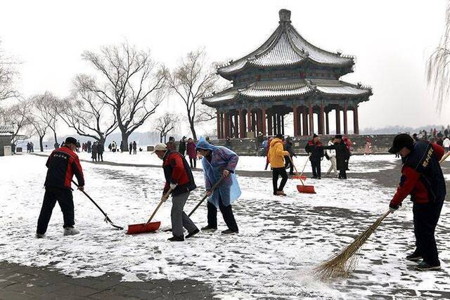 第二场雪  镜头（八）颐和园赏雪 游人如织