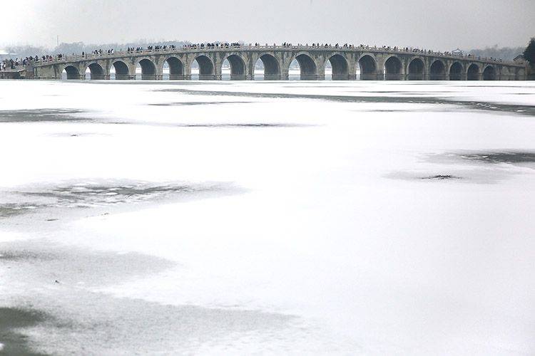 第二场雪  镜头（八）颐和园赏雪 游人如织