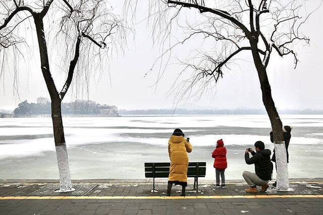 第二场雪  镜头（八）颐和园赏雪 游人如织