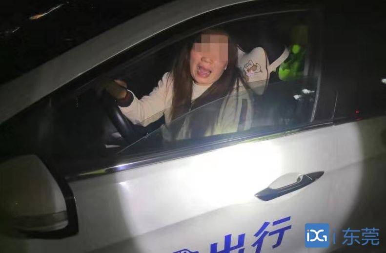 网约车女司机醉驾被查，又哭又笑“闹翻天”！