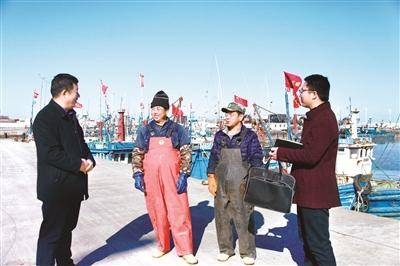 图为山东省威海市环翠区纪委监委干部向渔民了解燃油补贴相关情况。王怀强摄