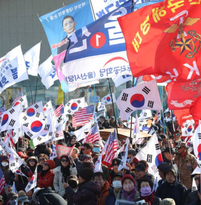 14日，韩国亲朴民众集会，挥舞太极旗和星条旗。（news 1）