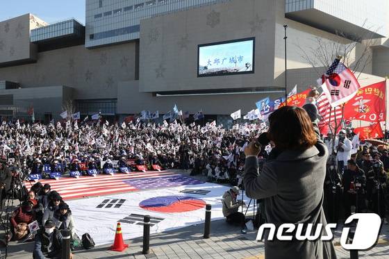 14日，朴槿惠铁粉在大邱市集会，星条旗铺地。（news 1）