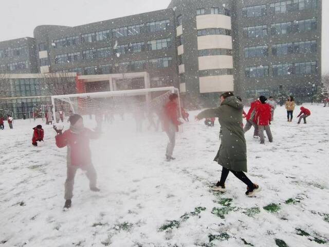 北方大雪，学生撒欢儿