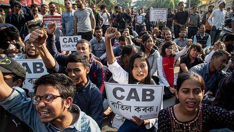 抗议《公民身份修正案》的印度民众（图/AP）