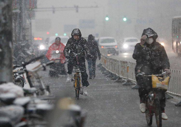 组图  周一早高峰 市民冒雪出行