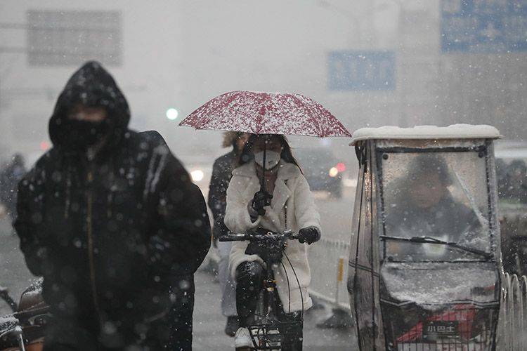 组图  周一早高峰 市民冒雪出行