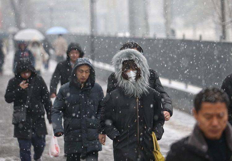 组图  周一早高峰 市民冒雪出行