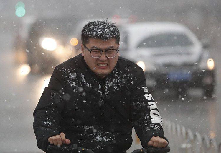 组图  周一早高峰 市民冒雪出行