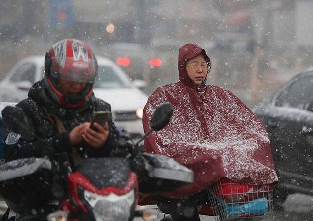 组图  周一早高峰 市民冒雪出行