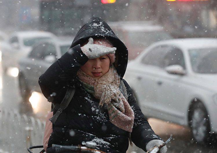 组图  周一早高峰 市民冒雪出行