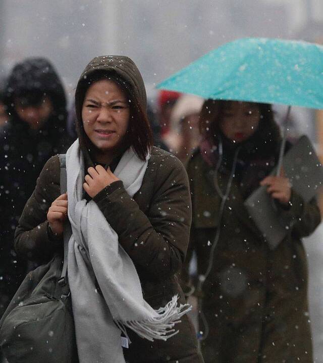 组图  周一早高峰 市民冒雪出行