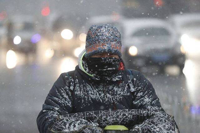 组图  周一早高峰 市民冒雪出行