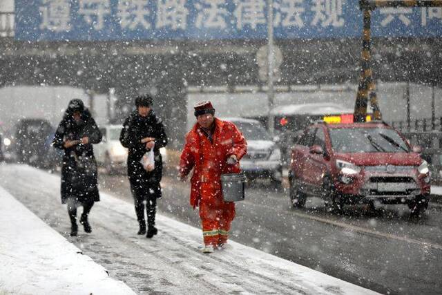 第二场雪  镜头（二）扫雪铲冰 保障出行