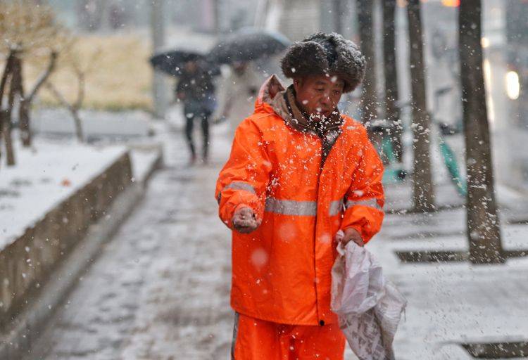 第二场雪  镜头（二）扫雪铲冰 保障出行