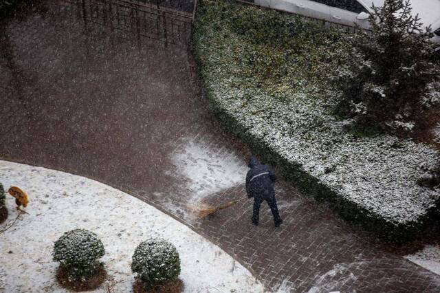 第二场雪  镜头（二）扫雪铲冰 保障出行