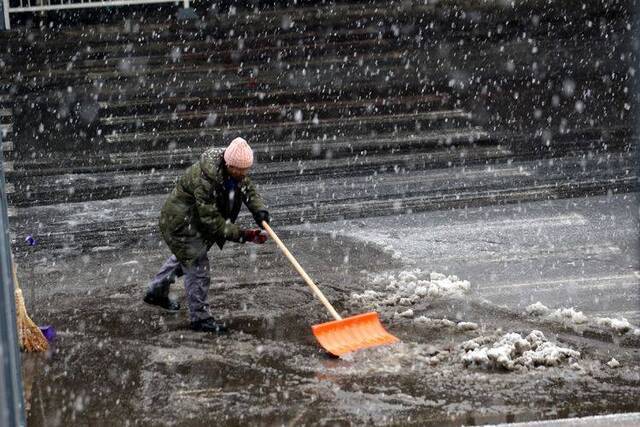 第二场雪  镜头（二）扫雪铲冰 保障出行