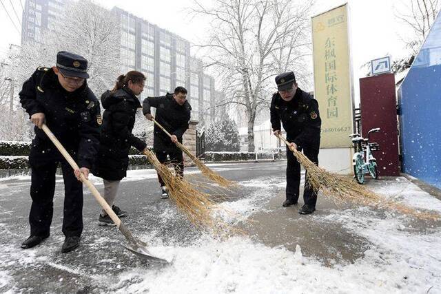 第二场雪  镜头（二）扫雪铲冰 保障出行